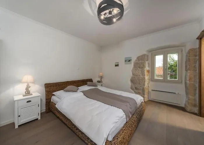 فيلة Miry Sveti Ivan Dobrinjski